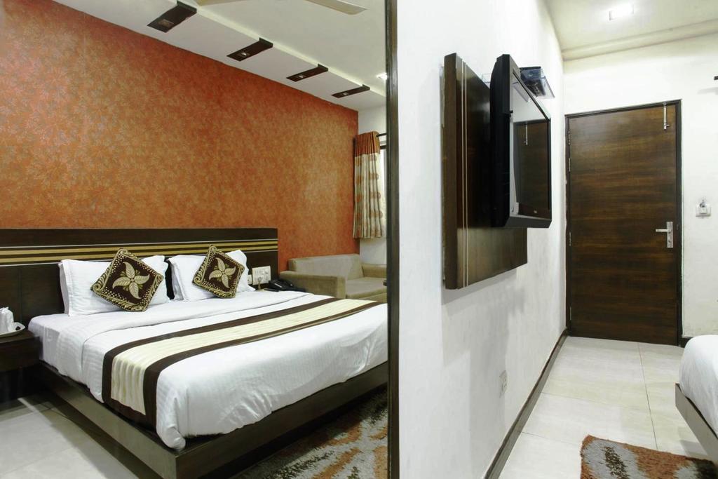 Hotel Milllennium 2000 Dx New Delhi Bagian luar foto